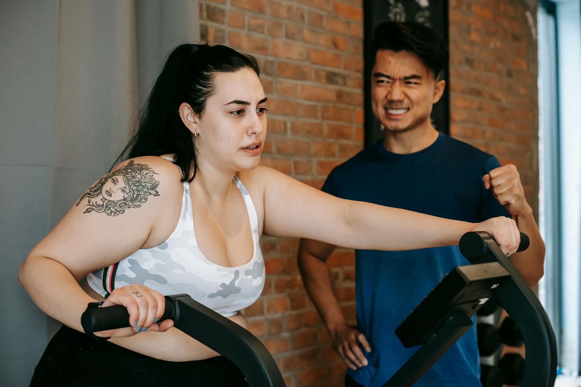 Elliptical machine benefits (image sourced via Pexels / Photo by andres)